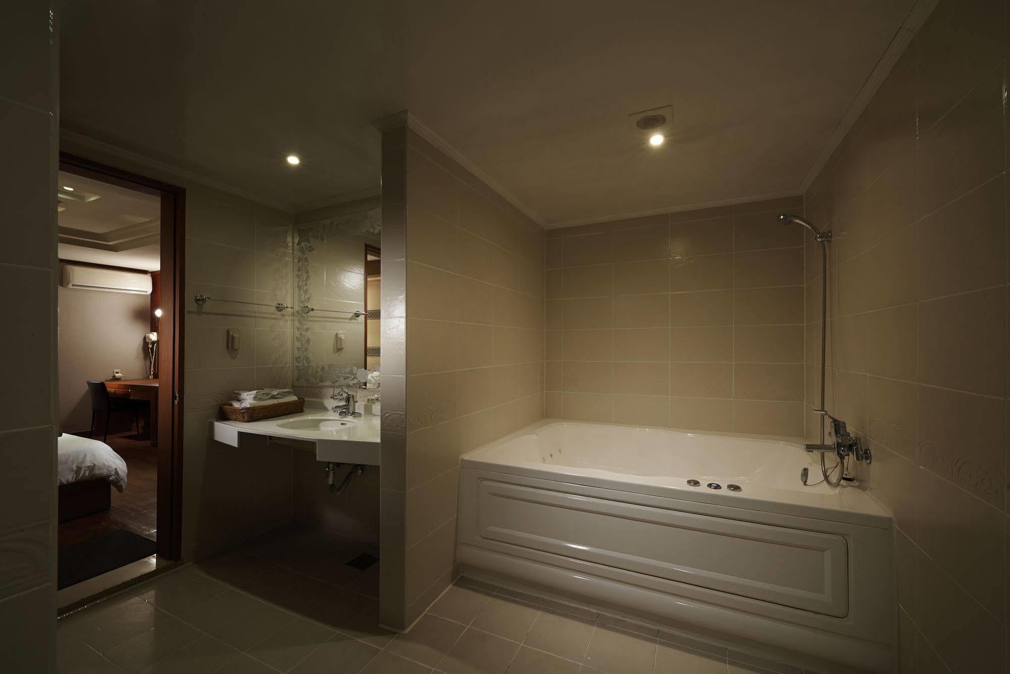 Hotel Noblesse, Yeoksam Сеул Екстер'єр фото
